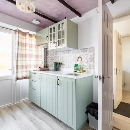 Bedroom With Kitchenette, Private Bathroom And Parking Cardiff Eksteriør billede