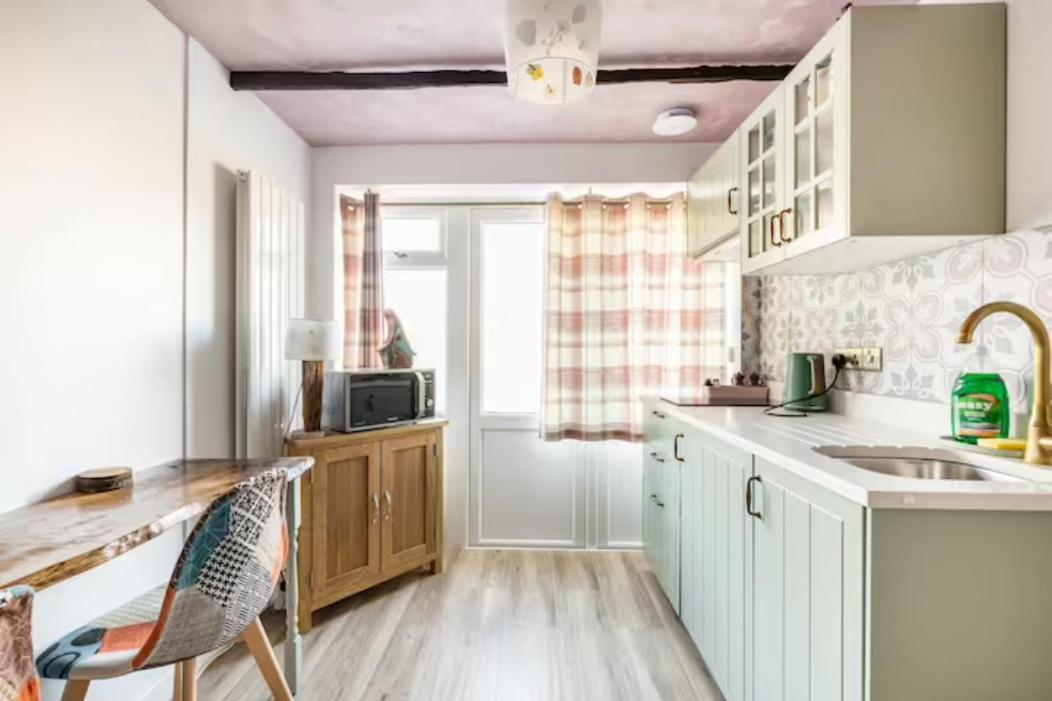 Bedroom With Kitchenette, Private Bathroom And Parking Cardiff Eksteriør billede