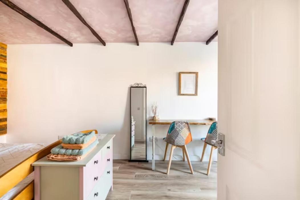 Bedroom With Kitchenette, Private Bathroom And Parking Cardiff Eksteriør billede