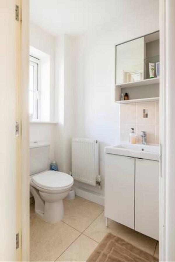 Bedroom With Kitchenette, Private Bathroom And Parking Cardiff Eksteriør billede