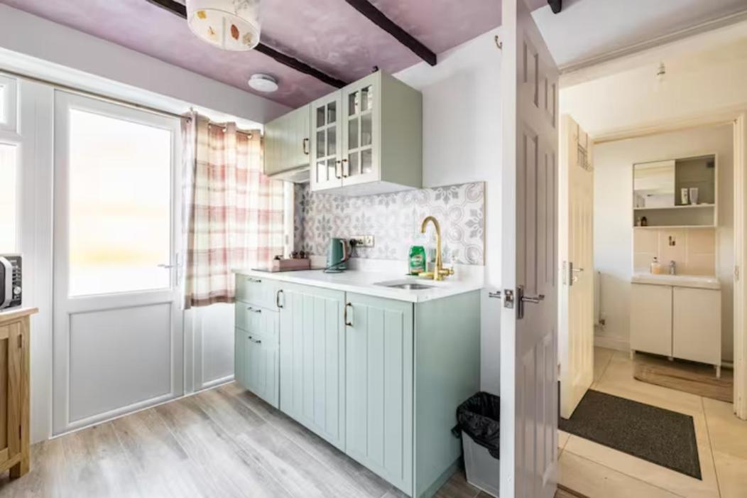 Bedroom With Kitchenette, Private Bathroom And Parking Cardiff Eksteriør billede