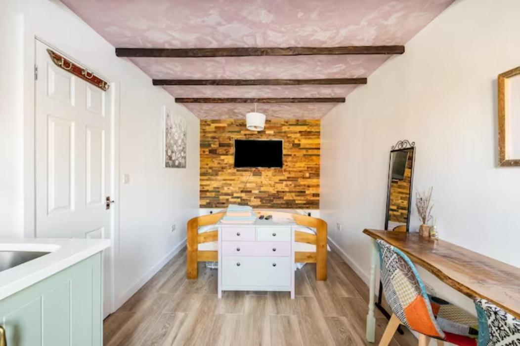 Bedroom With Kitchenette, Private Bathroom And Parking Cardiff Eksteriør billede